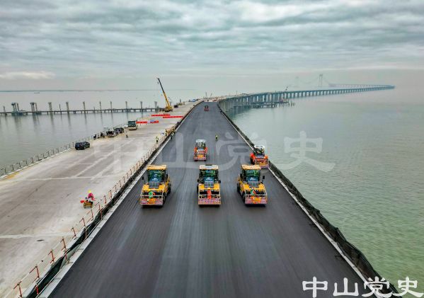 3.深中通道路面鋪裝速度刷新紀錄（繆曉劍攝于2023年2月）.jpg