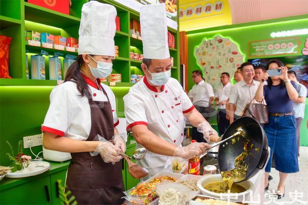 1.中山首家特色預制菜體驗店開業(yè)（ 余兆宇 攝于2023年8月）.jpg